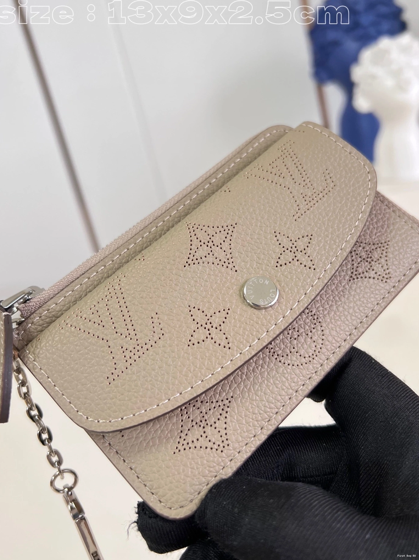 First bag CARD LOUIS RECTO VERSO VUITTON HOLDER 0727